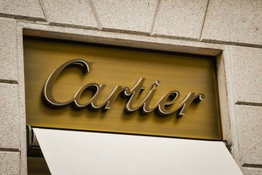 Milan, İtalya - 24 Eylül 2017: Cartier mağazası Milan. Moda Haftası Cartier alışveriş