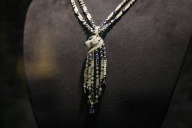 Milan, İtalya - 24 Eylül 2017: Cartier mağazası Milan. Moda Haftası Cartier alışveriş