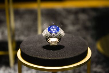 Milan, İtalya - 24 Eylül 2017: Cartier mağazası Milan. Moda Haftası Cartier alışveriş