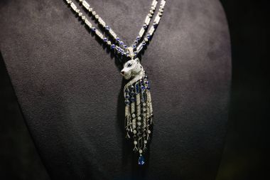 Milan, İtalya - 24 Eylül 2017: Cartier mağazası Milan. Moda Haftası Cartier alışveriş