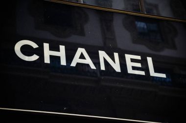 Milan, İtalya - 24 Eylül 2017: Chanel mağaza Milano'da. Celebrity