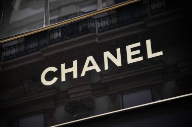 Milan, İtalya - 24 Eylül 2017: Chanel mağaza Milano'da. Celebrity