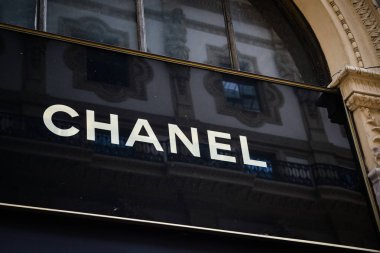 Milan, İtalya - 24 Eylül 2017: Chanel mağaza Milano'da. Celebrity