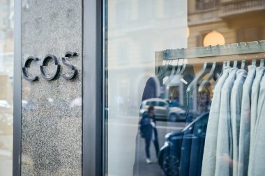 Milan, İtalya - 24 Eylül 2017: Cos depolamak Milan'da. Moda 