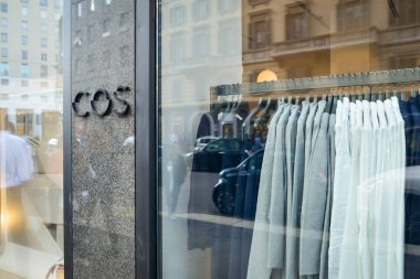 Milan, İtalya - 24 Eylül 2017: Cos depolamak Milan'da. Moda 
