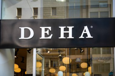 Milan, İtalya - 24 Eylül 2017: Deha mağaza Milano'da. Moda