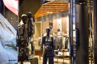 Milan, İtalya - 24 Eylül 2017: Dizel mağaza Milano'da. Celebrity