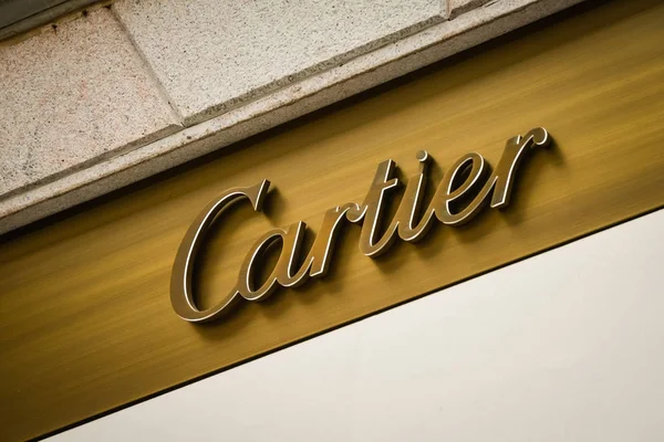 Milan, İtalya - 24 Eylül 2017: Cartier mağazası Milan. Moda Haftası Cartier alışveriş
