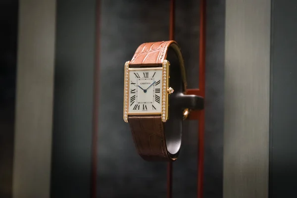 Milan, İtalya - 24 Eylül 2017: Cartier mağazası Milan. Moda Haftası Cartier alışveriş
