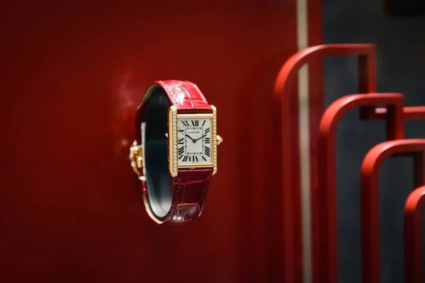 Milan, Olaszország - 2017. szeptember 24.: Cartier store Milánóban. Divat hét Cartier vásárlás — Stock Fotó