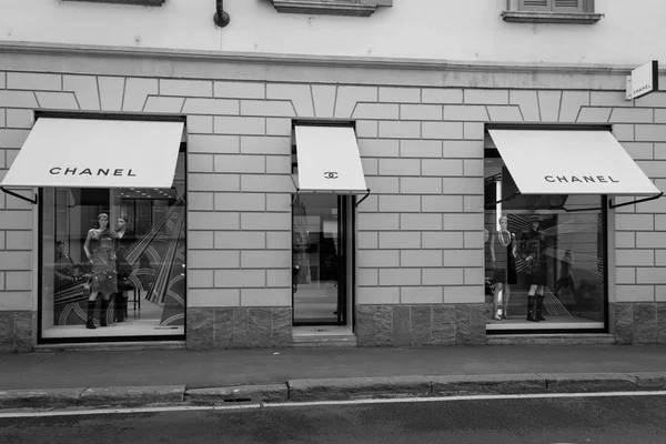 Milão, Itália - 24 de setembro de 2017: loja Chanel em Milão. Fashi... — Fotografia de Stock