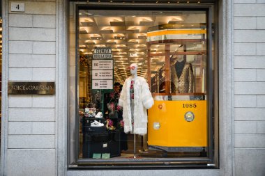 Milan, İtalya - 24 Eylül 2017: Dolce Gabbana mağaza Milano'da