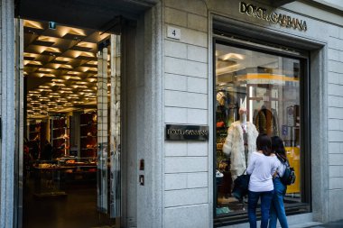Milan, İtalya - 24 Eylül 2017: Dolce Gabbana mağaza Milano'da