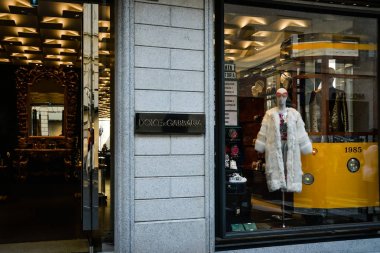 Milan, İtalya - 24 Eylül 2017: Dolce Gabbana mağaza Milano'da
