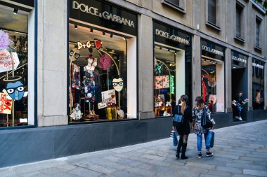 Milan, İtalya - 24 Eylül 2017: Dolce Gabbana mağaza Milano'da
