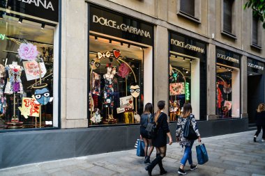 Milan, İtalya - 24 Eylül 2017: Dolce Gabbana mağaza Milano'da