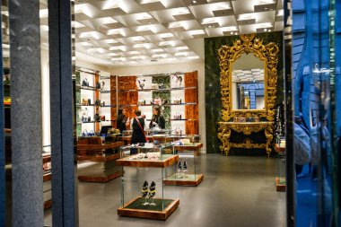 Milan, İtalya - 24 Eylül 2017: Dolce Gabbana mağaza Milano'da