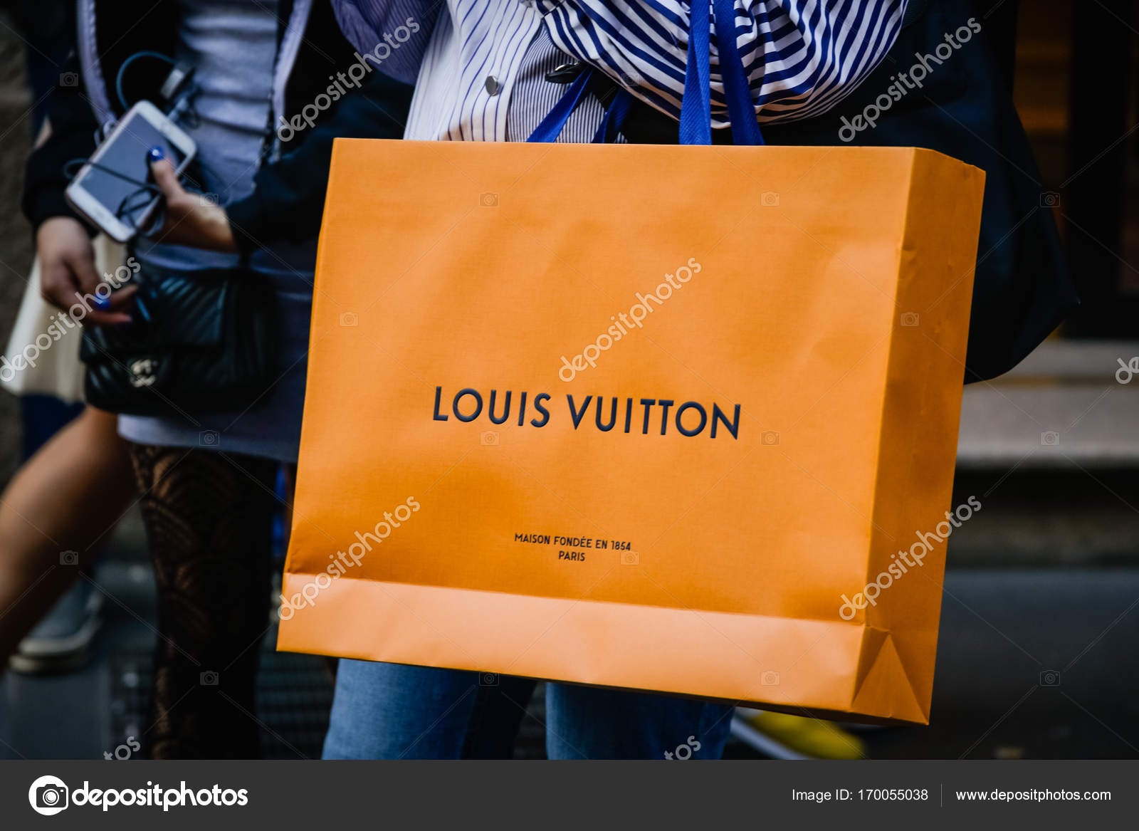 FILE--A young woman checks a second-hand Louis Vuitton (LV) handbag at a  Milan Station secondhand luxury goods shop in Shanghai, China, 29 September  Stock Photo - Alamy