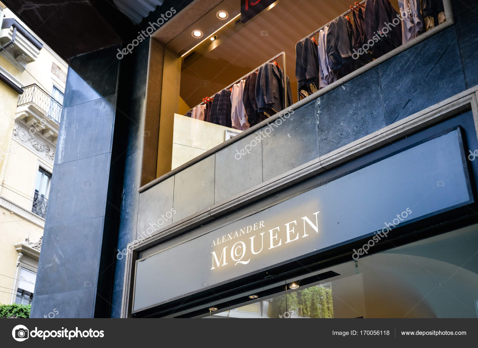 Milano, Italia - 24 settembre 2017: Alexander Mcqueen ... Milano, Italia - 24 settembre 2017: Alexander Mcqueen ...