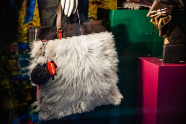 Milan, İtalya - 24 Eylül 2017: Etro mağaza Milano'da. Moda