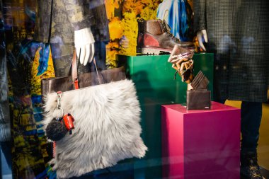 Milan, İtalya - 24 Eylül 2017: Etro mağaza Milano'da. Moda
