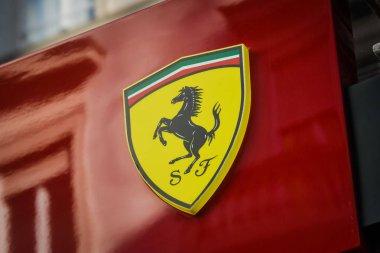 Milan, İtalya - 24 Eylül 2017: Milan, Ferrari store. Burak
