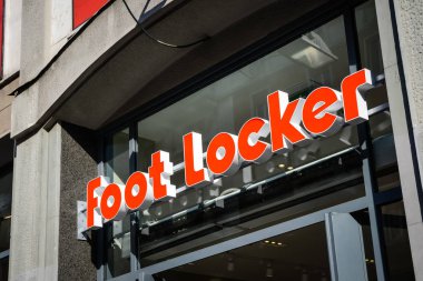 Milan, İtalya - 24 Eylül 2017: Foot Locker mağaza Milano'da. 