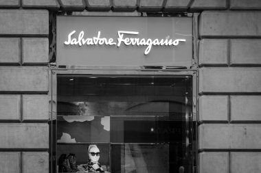 Milan - 9 Ekim 2016: Ferragamo mağaza Milano'da