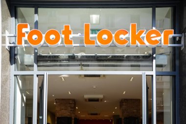 Milan, İtalya - 24 Eylül 2017: Foot Locker mağaza Milano'da. 