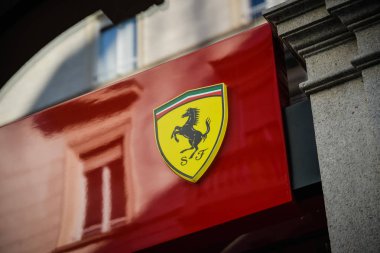 Milan, İtalya - 24 Eylül 2017: Milan, Ferrari store. Burak