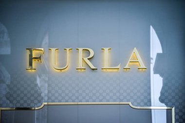 Milan, İtalya - 24 Eylül 2017: Furla mağaza Milano'da. Fashio