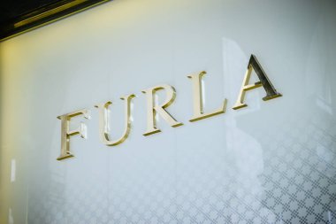 Milan, İtalya - 24 Eylül 2017: Furla mağaza Milano'da. Fashio