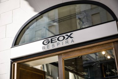 Milan, İtalya - 24 Eylül 2017: geox mağaza Milano'da