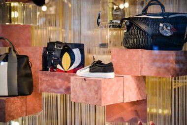 Milan, İtalya - 24 Eylül 2017: Furla mağaza Milano'da. Fashio