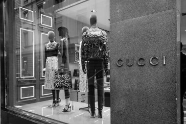 Milan - 9 Ekim 2016: Gucci mağaza Milano'da
