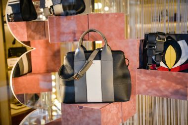 Milan, İtalya - 24 Eylül 2017: Furla mağaza Milano'da. Fashio