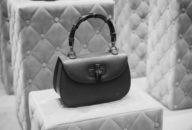 Milan - 9 Ekim 2016: Gucci mağaza Milano'da