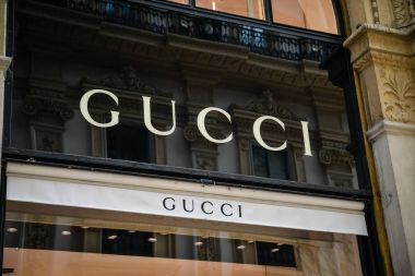 Milan, İtalya - 24 Eylül 2017: Gucci mağaza Milano'da. Gucci hafta alışveriş moda