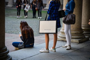 Milan, İtalya - 24 Eylül 2017: Gucci mağaza Milano'da. Gucci hafta alışveriş moda