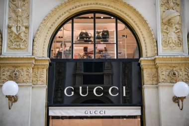 Milan, İtalya - 24 Eylül 2017: Gucci mağaza Milano'da. Gucci hafta alışveriş moda