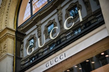 Milan, İtalya - 24 Eylül 2017: Gucci mağaza Milano'da. Gucci hafta alışveriş moda