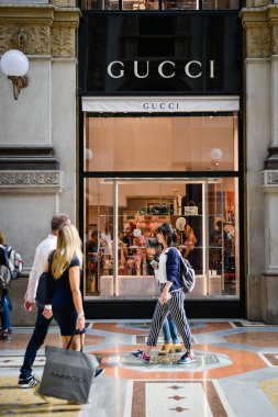 Milan, İtalya - 24 Eylül 2017: Gucci mağaza Milano'da. Gucci hafta alışveriş moda