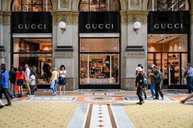Milan, İtalya - 24 Eylül 2017: Gucci mağaza Milano'da. Gucci hafta alışveriş moda