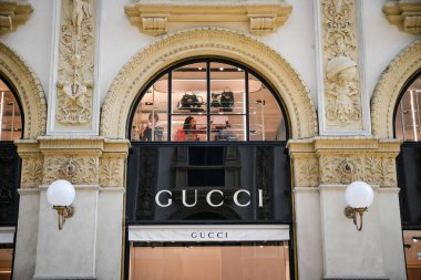Milan, İtalya - 24 Eylül 2017: Gucci mağaza Milano'da. Gucci hafta alışveriş moda
