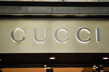 Milan, İtalya - 24 Eylül 2017: Gucci mağaza Milano'da. Gucci hafta alışveriş moda