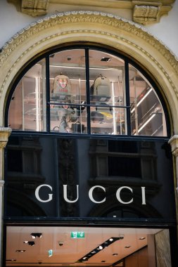 Milan, İtalya - 24 Eylül 2017: Gucci mağaza Milano'da. Gucci hafta alışveriş moda