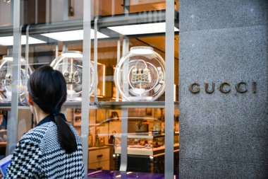 Milan, İtalya - 24 Eylül 2017: Gucci mağaza Milano'da. Gucci hafta alışveriş moda