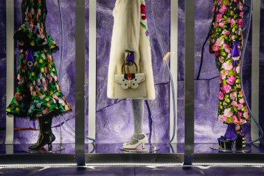 Milan, İtalya - 24 Eylül 2017: Gucci mağaza Milano'da. Gucci hafta alışveriş moda
