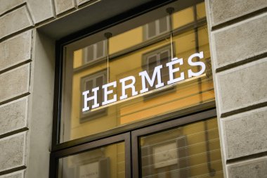 Milan, İtalya - 24 Eylül 2017: Hermes mağaza Milano'da. Celebrity