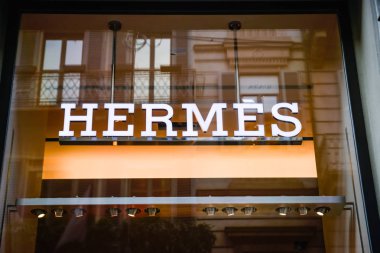 Milan, İtalya - 24 Eylül 2017: Hermes mağaza Milano'da. Celebrity